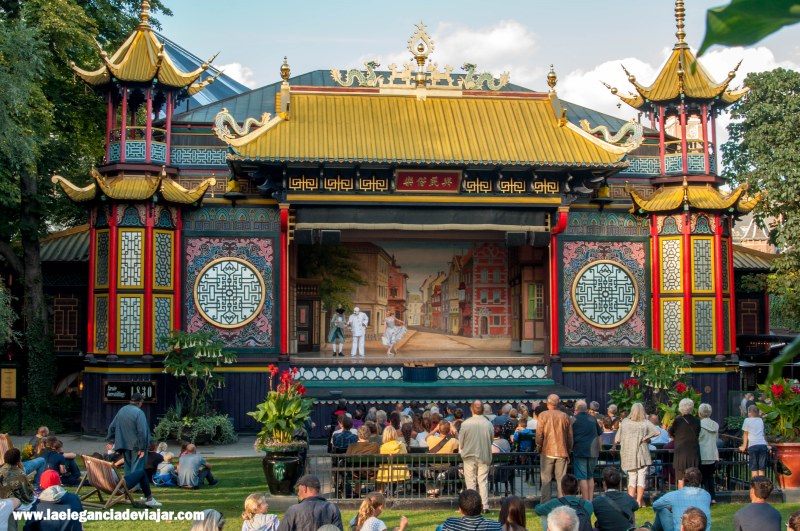 Teatro al aire libre en el Tivoli de Copenhague