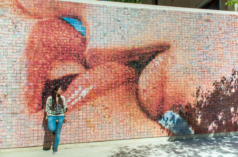 Mural "El món neix en cada besada"