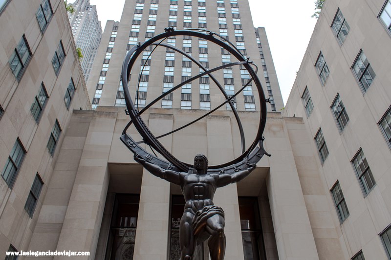 Atlas sosteniendo el universo.