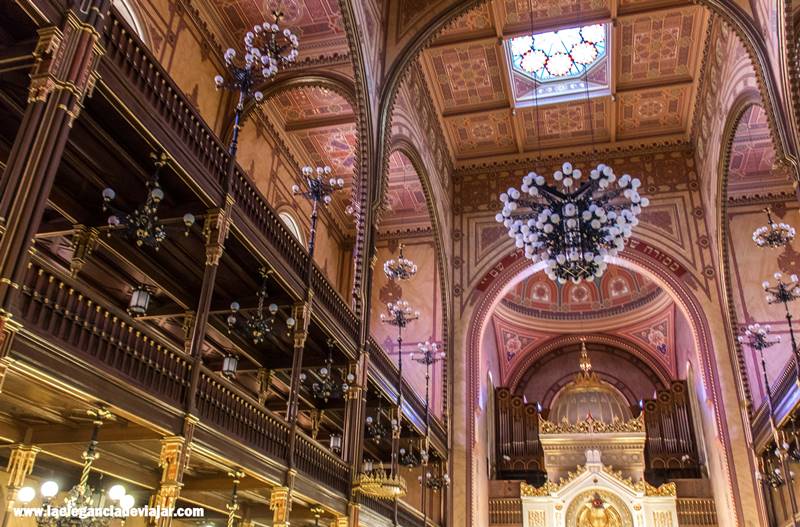 Interior de la Gran sinagoga de Budapest