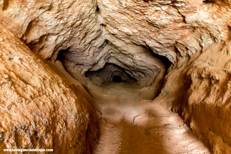 Interior de la Cova Simanya
