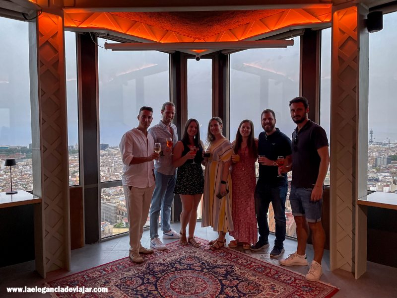 Tomando algo en el mirador Unlimited