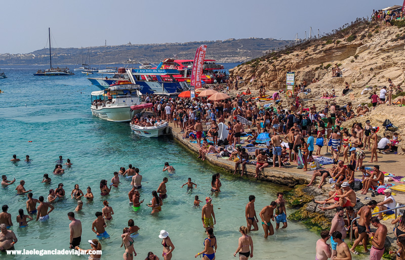 Aglomeración en el puerto de Comino