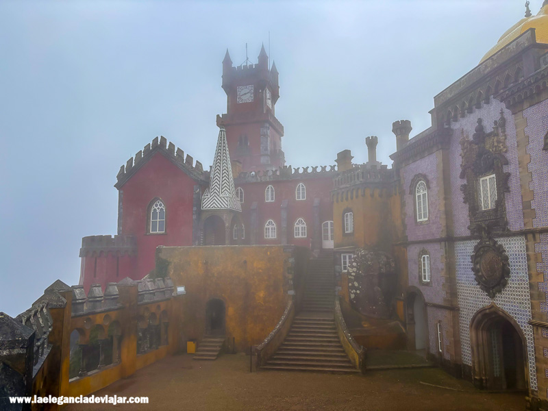 Palacio da Pena con niebla