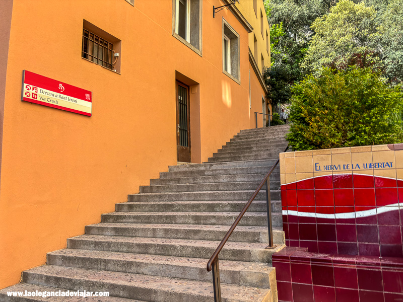 Fuente en dirección al Via Crucis