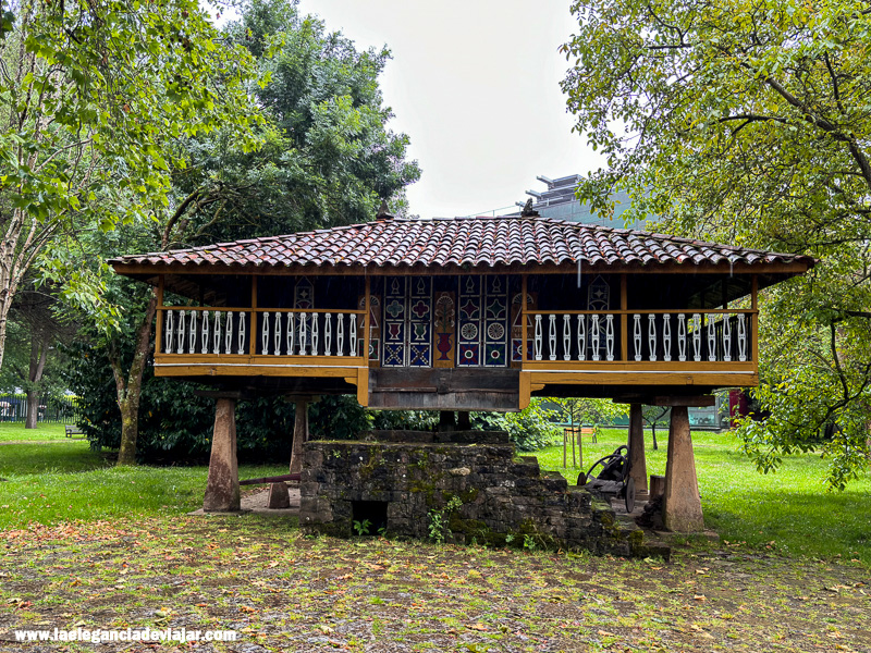 Hórreo en el museo de los pueblos de Asturias
