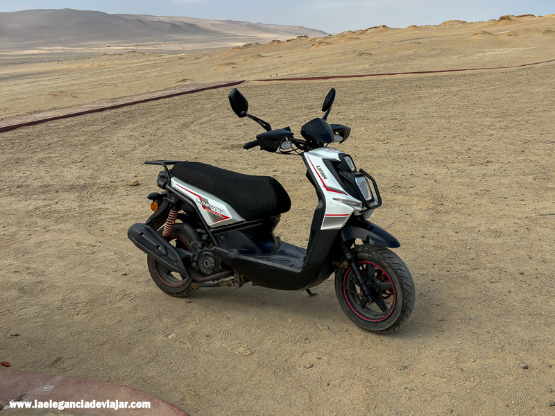 Nuestra moto en Paracas